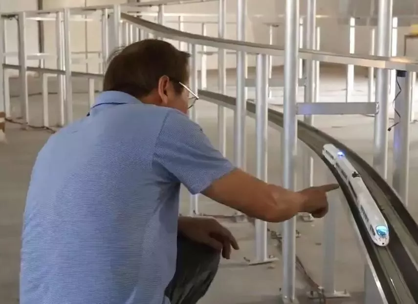 東莞六旬老人耗時兩年半，打造超（chāo）逼真高鐵模（mó）型(圖5)