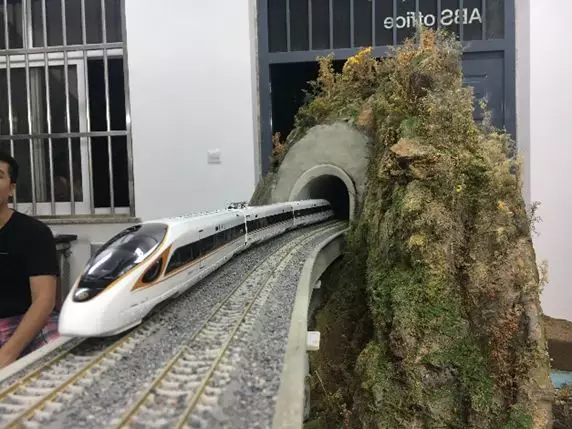 模型(xíng)記錄:他們(men)將模型場景(jǐng)定格在中國高鐵“複(圖12) 模型記錄:他們(men)將(jiāng)模型場景定格(gé)在中國高鐵“複(圖12)