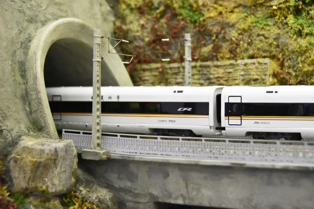 模型記錄:他們將模型場景(jǐng)定(dìng)格在中國高鐵“複(圖19) 模型記錄:他們(men)將模(mó)型場景定格在中國高鐵“複(圖19)