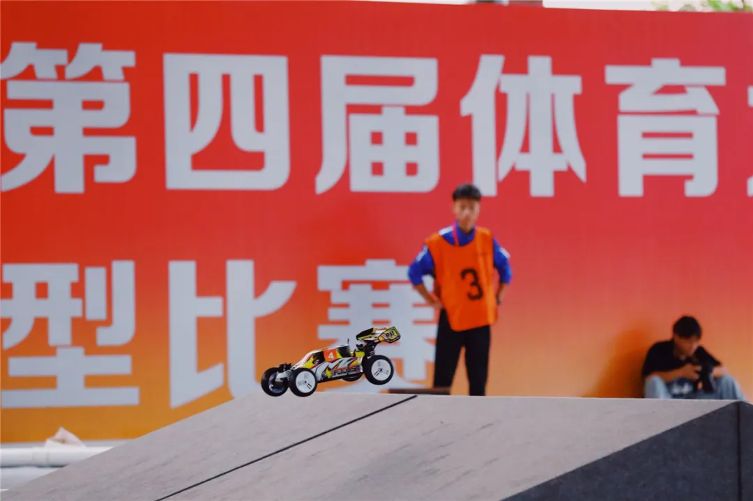 風馳(chí)電掣!省四體會車輛模型比賽精彩上演(圖2) 風馳電掣!省四體會車輛(liàng)模型(xíng)比賽精彩上(shàng)演(圖2)