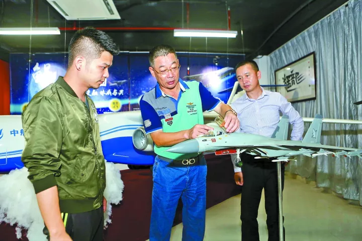 設計航模17年，他以軍事模型澆鑄航空夢 | 百（bǎi）業(圖2)