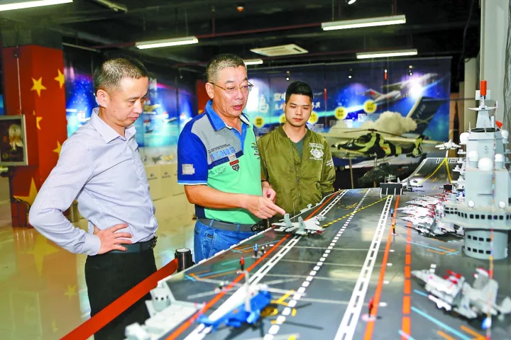 設計航模17年,他以軍事模型澆鑄航空夢 | 百業(yè)(圖4) 設計(jì)航模17年,他以軍事模型澆鑄(zhù)航空夢 | 百業(圖4)