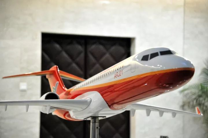 這大學,不但飛機滿天飛,連飛機模型(xíng)也(yě)是滿院(圖(tú)2) 這大學,不但飛機滿天飛,連(lián)飛機模型也是滿院(yuàn)(圖2)