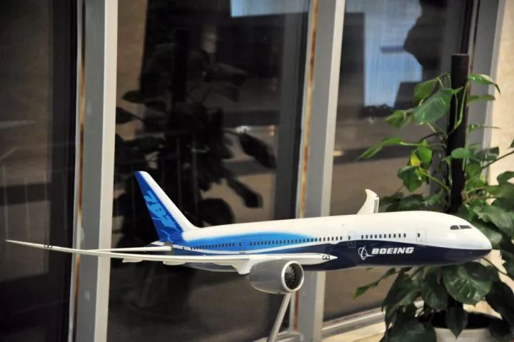 這大學,不但飛機滿天飛,連飛機模型也是滿院(圖10) 這大學,不但飛機滿天飛,連飛(fēi)機模型也是滿院(圖10)