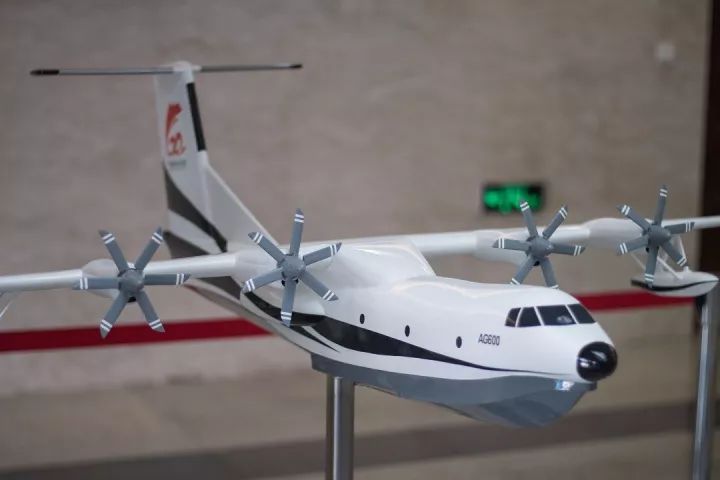 這大學，不但飛機滿天飛，連飛機模（mó）型也是滿（mǎn）院(圖3)