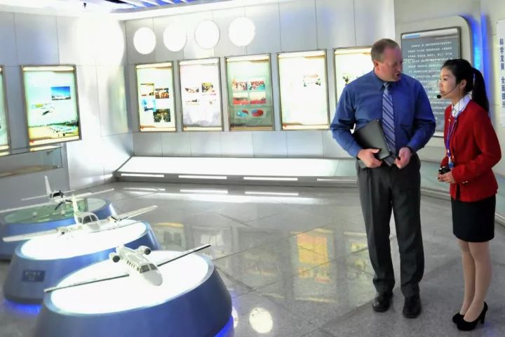 這大學，不但飛機滿天飛，連飛機模型也（yě）是滿院(圖11)