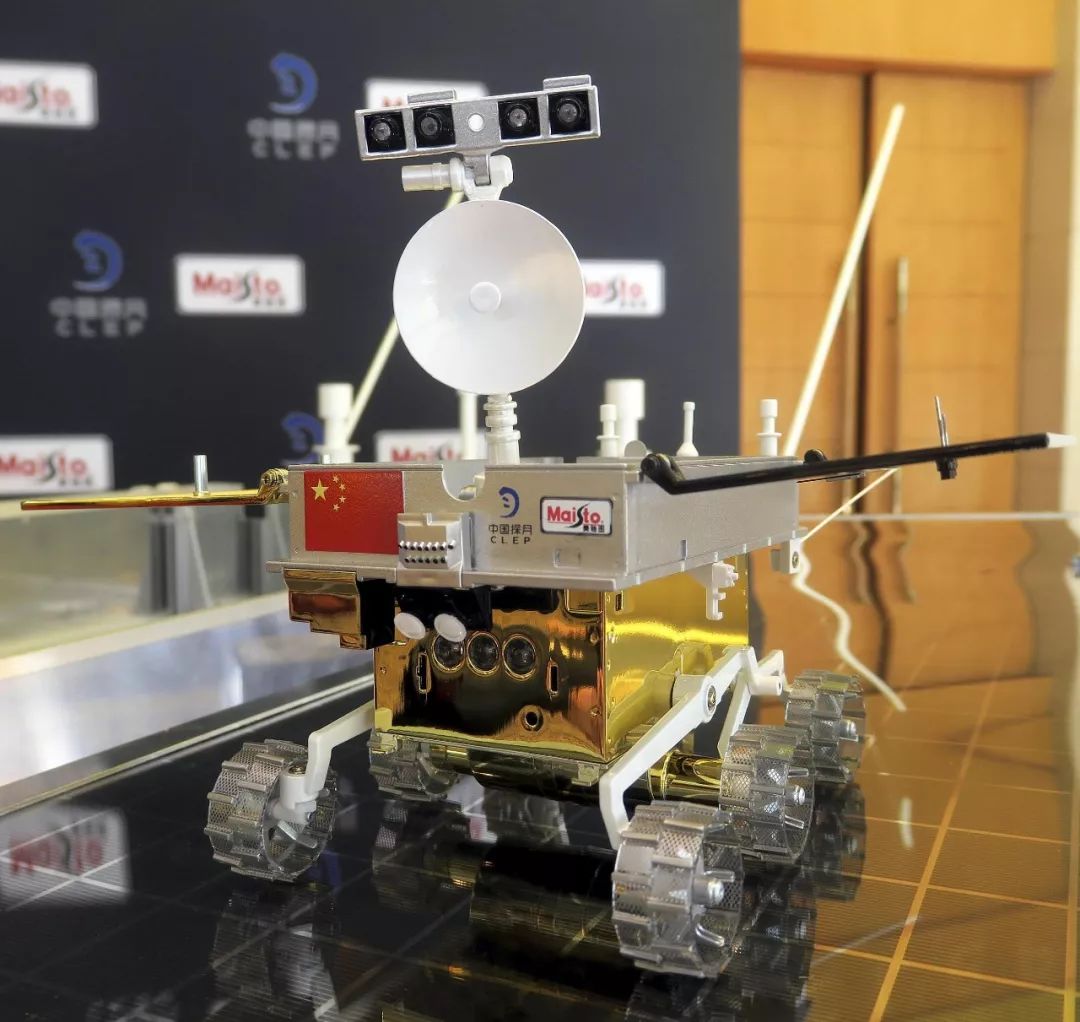 嫦娥四號月球車(chē)首次公開外形 喊你來命名(圖1) 嫦娥四號月球車首次公開外形 喊你來命名(圖1)